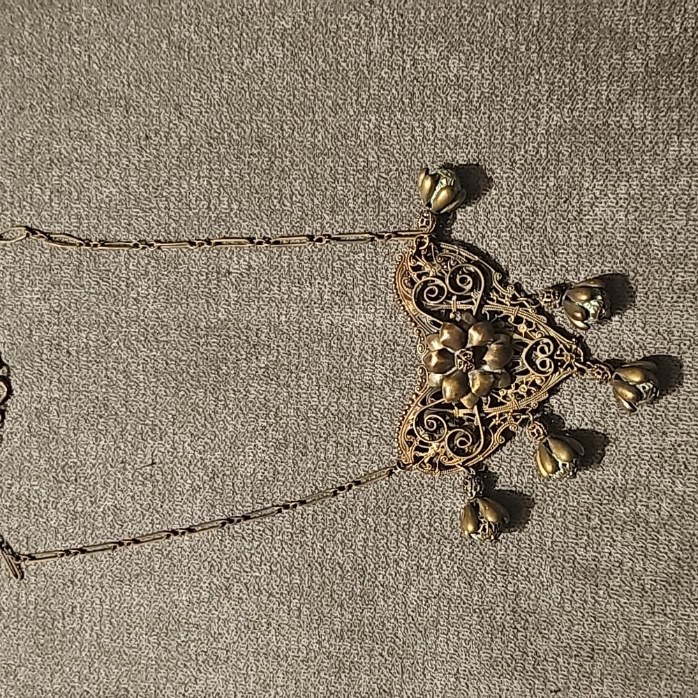 Antique looking necklace that can also be a clip on broach
